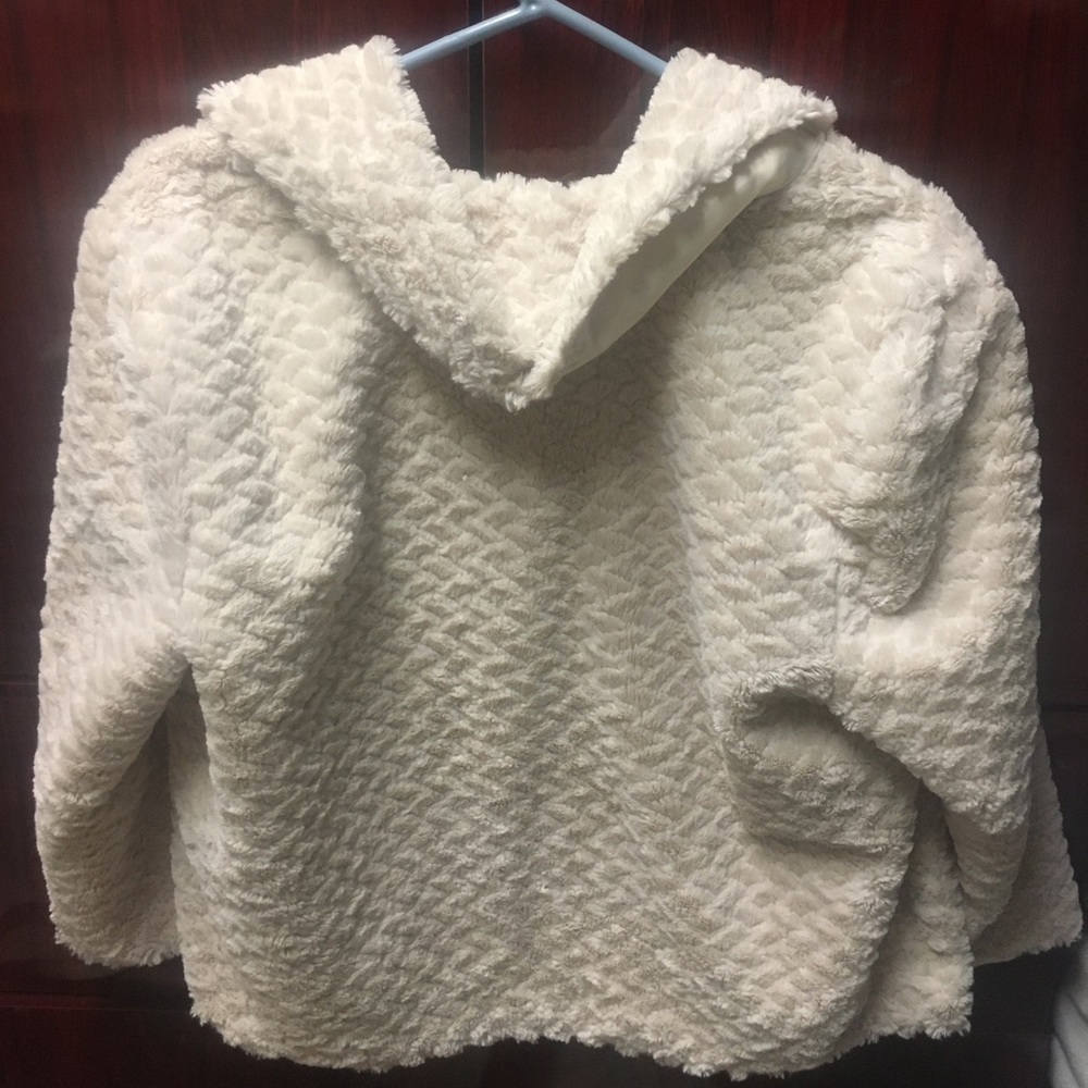 New Directions faux fur coat - Picture 2 of 2